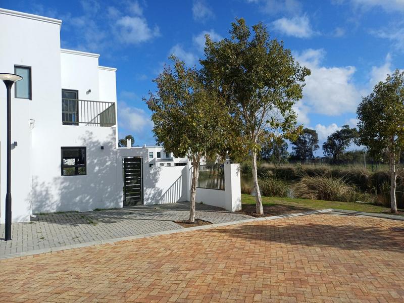 To Let 4 Bedroom Property for Rent in Somerset West Western Cape
